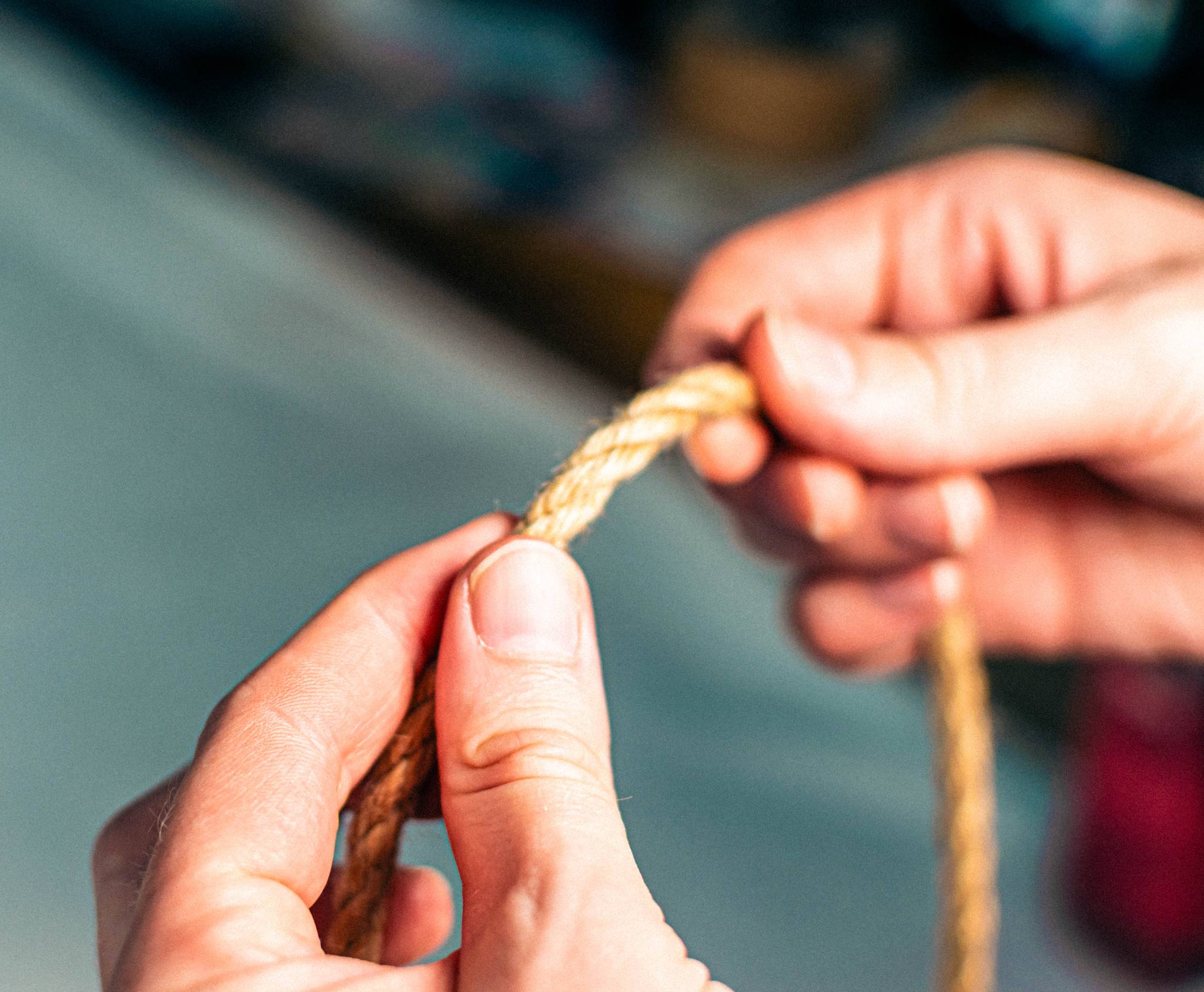 A person holding jute rope